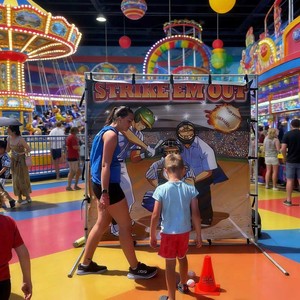 Productos de alquiler para parques de atracciones y carnavales: Juego de lanzamiento de béisbol con marco, estilo 'Strike Em Out', para fiestas de feria y eventos deportivos interactivos. - Product Image 3
