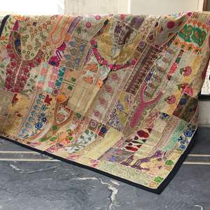 Mantas Vintage de Seda Kantha con Parches, Reversibles, Bordadas con Motivos Florales, 100% Algodón, Hechas a Mano, Orgánicas, para Uso en el Hogar y Hoteles - Product Image 2