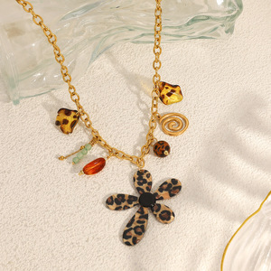 Collier en acier inoxydable avec pendentif fleur imprimé léopard plaqué or 18 carats, bijoux tendance style automne-hiver - Product Image 1