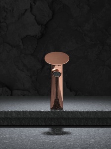 Robinet de lavabo de luxe en laiton massif, finition or rose brillant, design minimaliste avec poignée latérale en forme de tube incliné et indicateur chaud/froid - Product Image 6