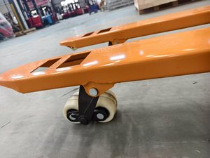 Chariot à palettes manuel avec roues en caoutchouc orange de 85 mm, hauteur de levage 85 mm, utilisation en intérieur, pour usine de fabrication - Product Image 5