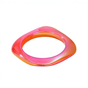 Brazalete Redondo de Resina Turquesa Hecho a Mano, Diseño Único, Forma Circular Colorida, Accesorio de Joyería Artesanal para Mujer - Product Image 5