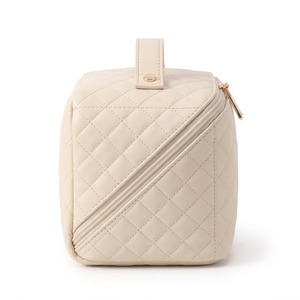 Trousse de Maquillage Matelassée Crème en Cuir PU avec Points Diamant, Sacoche Cosmétique à Ouverture Plate, Double Fermeture Éclair Dorée, Poignée Supérieure, Logo Personnalisé OEM - Product Image 6