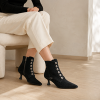 Bottines noires en daim pour femmes, à bout pointu, avec fermeture éclair latérale et bouton métallique, talon chaton, chaussures de mode pour les acheteurs de boutiques et de détail en gros