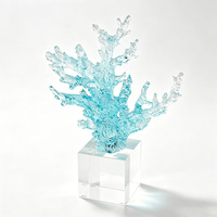 Sculpture de femme en résine transparente bleue avec base carrée transparente, modélisation artistique à la main