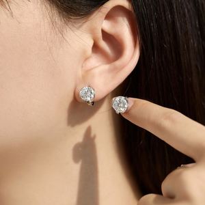 Boucles d'oreilles créoles à clipser Dylam Classic Elegance Design en argent 925 avec pierre de moissanite ronde D VVS1 pour usage quotidien - Product Image 2