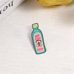Broche vintage divertido con diseño de botella de salsa picante, de aleación de zinc y esmalte de níquel negro, con texto de cita en inglés, para insignia, chaqueta vaquera y mochila - Product Image 4
