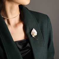 XILIANGFEIZI Nouvelle Broche Feuille en Cuivre, Zircon, Coquillage Naturel, Perle d'Eau Douce et Agate pour Hommes et Femmes, Collection Automne