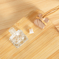 Diffuseur de voiture Flacon en verre suspendu 10ml Carré clair Diffuseur de parfum Flacon de parfum suspendu Vente en gros avec bouchon en bois