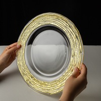 Assiettes de présentation rondes en verre avec bord ondulé 13 pouces – Assiettes de dîner élégantes pour mariages et décorations de table de gala (vente en gros)