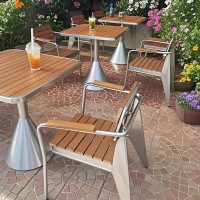 Ensemble table et chaises carrées compactes résistantes au soleil pour l'extérieur, idéal pour les salons de thé, cafés, bars musicaux et zones de détente.