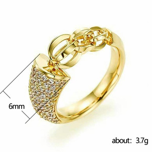 Anello da Donna Dorato con Catena a Maglie e Chiusura a Lucchetto, Micro Pavé di Zirconi, Gioiello Tradizionale per Uso Quotidiano e Feste, Regalo di Moda - Product Image 3