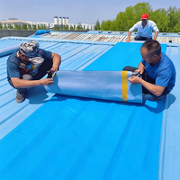 Çatı Su Yalıtım Membranı Asfalt Bütil Kauçuk Kendinden Yapışkanlı Bitüm Rulosu 1.2-1.5mm OEM İnşaat Atölyeleri İçin