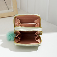 Dompet Kartu Kulit PU Motif Kotak-Kotak Pendek dengan Pompom dan Rivet, Dompet Koin Custom, Dompet Wanita Mewah, Tempat Kartu dengan Ritsleting Ganda