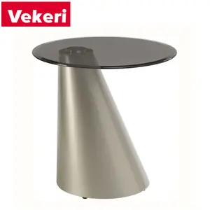 Nordic Stijl Eenvoudige Luxe Creatieve 7 Woord Bijzettafel, Bruin Ronde Glas Top En Metalen Kegel Benen, geplaatst In De Slaapkamer Bank