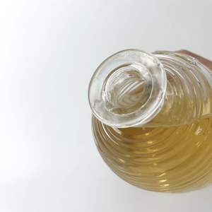 Botella de alcohol en forma de oliva con patrón tallado - Product Image 4