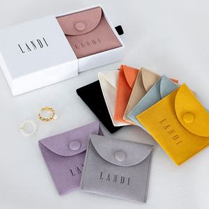 工場供給 マイクロファイバーバッグ スエード ジュエリーパッケージポーチ フラップ付きジュエリーギフト包装ポーチ スナップボタン付き - Product Image 1