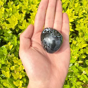 Pedra de ônix preta feita à mão, artesanato com pedras de cristal, pedra de palma de ágata preta para presente ou decoração, venda imperdível de alta qualidade