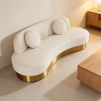 Cremeweißes Fleece-Sofa mit Gebogener Form und Goldenem Gestell im Luxuriösen Stil für Wohnzimmer und Dekoration