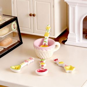 Miniatura <span class=keywords><strong>de</strong></span> simulación <span class=keywords><strong>de</strong></span> linda cuchara <span class=keywords><strong>de</strong></span> resina con forma <span class=keywords><strong>de</strong></span> manzana para postres y café, ideal como adorno para <span class=keywords><strong>casa</strong></span> <span class=keywords><strong>de</strong></span> <span class=keywords><strong>muñecas</strong></span>, cocina en miniatura o decoración <span class=keywords><strong>de</strong></span> teléfono. - Product Image 3