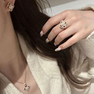 แหวนดีไซน์เรโทรสุดหรูรูปใบโคลเวอร์สี่แฉกประดับด้วยหินธรรมชาติ ชุบทองบนทองแดง ดีไซน์ทันสมัยสไตล์ราชสำนัก ปรับขนาดได้ เหมาะเป็นของขวัญ - Product Image 6