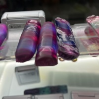 Le laboratoire de saphir bicolore recristallisé a créé des gemmes corindon facettant rugueux