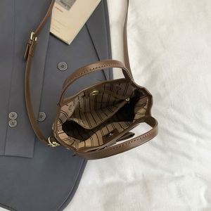 2025 Model Women's Casual Tote Handbag with Geometric Print Magnetic Closure PU Material Anti-Theft & Durable Design - Product Image 2