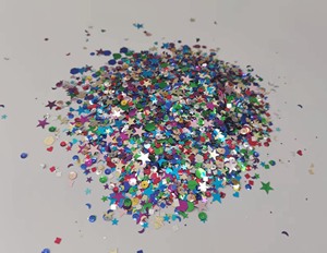 Bagliore in lustrini scintillanti scuri e paillettes fiocchi di neve di plastica piume pipistrelli uccelli in varie forme di colori e dimensioni - Product Image 6