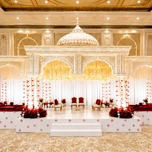Structure Mandap Muhurtham de style Grand Palais pour cérémonies, Mandap de mariage à arche Moghole avec design en dôme, Mandap de mariage en fibre USA - Product Image 1