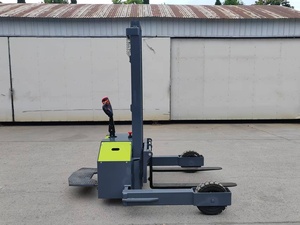 Chariot élévateur électrique avec mât à deux sections, pneus pleins, commande en position debout, batterie au plomb-acide, longueur de fourche 1500 mm, utilisation en intérieur - Product Image 3