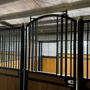 Box de <span class=keywords><strong>cheval</strong></span> sur mesure avec mangeoires amovibles et portes extra larges, panneaux en bambou de luxe, structure métallique. - Product Image 2