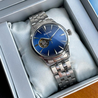 Montre-bracelet mécanique pour homme à usage quotidien, bracelet en acier poli réglable, index des heures de forme pointue, cadran bleu marine, montre-bracelet décontractée