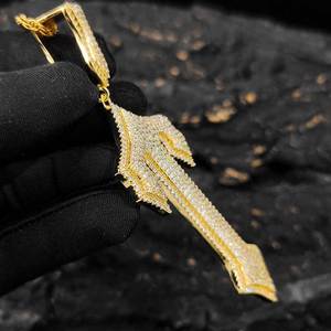 Colliers ras-du-cou personnalisés pour hommes, style streetwear audacieux, plaqués or véritable, avec pendentifs crucifix en forme d'épée, en argent 925 et Moissanite GRA, entièrement sertis de pierres - Product Image 5