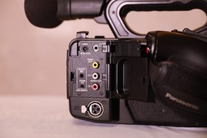 Caméscope portable professionnel Panasonic UX90MC (AG-UX90) 4K avec <span class=keywords><strong>zoom</strong></span> 15x d'occasion - Product Image 5
