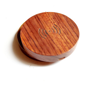 Horloge en bois de bambou/noyer avec logo personnalisé, chargeur de téléphone sans fil 7W/10W/15W/20W, charge rapide QC3.0 universelle - Product Image 1