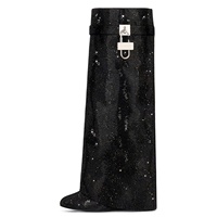 Bottes longues pour femmes à talon compensé, à bout pointu, à enfiler, avec décoration en métal 'Shark Lock', entièrement ornées de strass et à empiècements