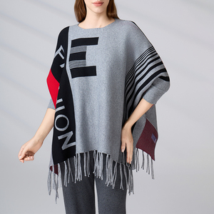 Châle tricoté surdimensionné pour femme OEM ODM, poncho à manches longues avec imprimé géométrique tendance et pompons, pull cape pour femme - Product Image 3