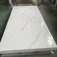 Plaque de marbre PVC ignifuge, écologique et imperméable de 1220*3*2440 mm pour la décoration murale intérieure des hôtels et villas, résistante aux UV.