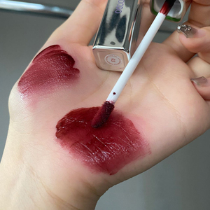 Rouge à lèvres hydratant effet miroir en tube argenté, couleur rouge, pour femme, motif floral en forme de cœur - Product Image 4