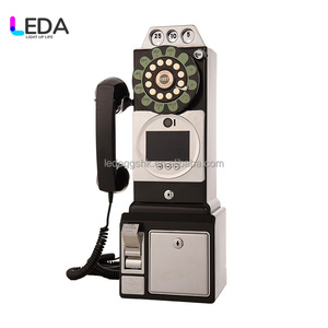 Panneau mural décoratif LEDA style cabine téléphonique vintage avec deux téléphones rotatifs et citation d'amour pour mariages et événements festifs - Product Image 5
