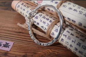 Nuevo brazalete abierto <span class=keywords><strong>de</strong></span> estilo chino con el <span class=keywords><strong>Dios</strong></span> <span class=keywords><strong>de</strong></span> la Fortuna y <span class=keywords><strong>palabras</strong></span> auspiciosas en las cuatro caras, joyería <span class=keywords><strong>de</strong></span> moda para mujer. - Product Image 2