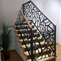 Rampe d'escalier extérieure moderne italienne antique personnalisée en acier corten découpé au laser, écran en aluminium découpé au laser