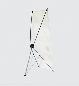 Espositore portatile in alluminio a rotolo, pieghevole, a forma di X, per pubblicità interna, fiere ed eventi. - Product Image 4