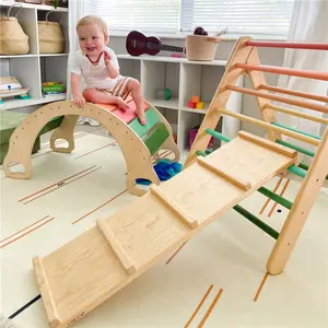 Montessori ปีนสามเหลี่ยมยิมไม้เด็กวัยหัดเดินปีนกรอบด้วยทางลาดและโยกซุ้มสนามเด็กเล่นในร่ม