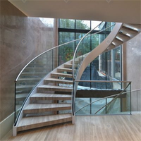 Système d'escalier courbé contemporain de luxe pour la maison avec garde-corps en verre trempé et marches en bois
