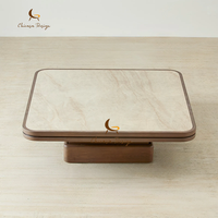 Table basse moderne haut de gamme avec plateau en marbre texturé et base en noyer à plusieurs niveaux, mobilier pour espace de vie organique