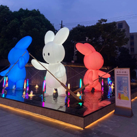 Ornement paysager géant gonflable en forme de lapin floral, éclairé, résistant à l'eau, alimenté par prise, pour scène aquatique de rue commerciale nocturne