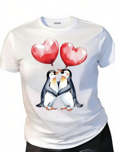 T-shirt da donna con stampa digitale di pinguini che si baciano, manica corta, girocollo, nera, casual, design per San Valentino, 100% cotone - Product Image 1