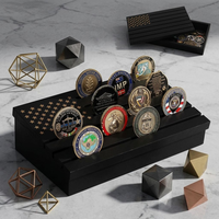Boîte de présentation de pièces de monnaie en bois massif écologique avec drapeau américain gravé, tiroir de rangement dissimulé et support pour objets commémoratifs