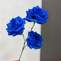 Arrangements floraux de mariage aux tons bleu Klein, bleu saphir profond, bleu royal, roses en soie, pivoines, centres de table hauts pour plafonds.